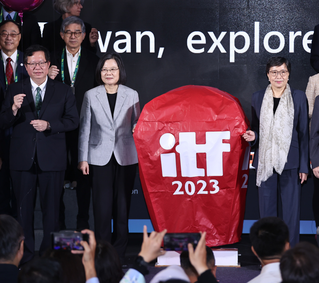 蔡英文總統(中)3日由行政院副院長鄭文燦（左）、台灣觀光協會會長葉菊蘭（右）陪同出席「2023 ITF臺北國際旅展」，並一起為ITF舉行啟動儀式。（羅永銘攝）