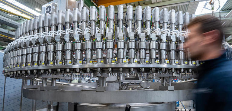 Abfüllanlage in der Produktion eines Maschinenbauunternehmens in Neutraubling dpa/Armin Weigel