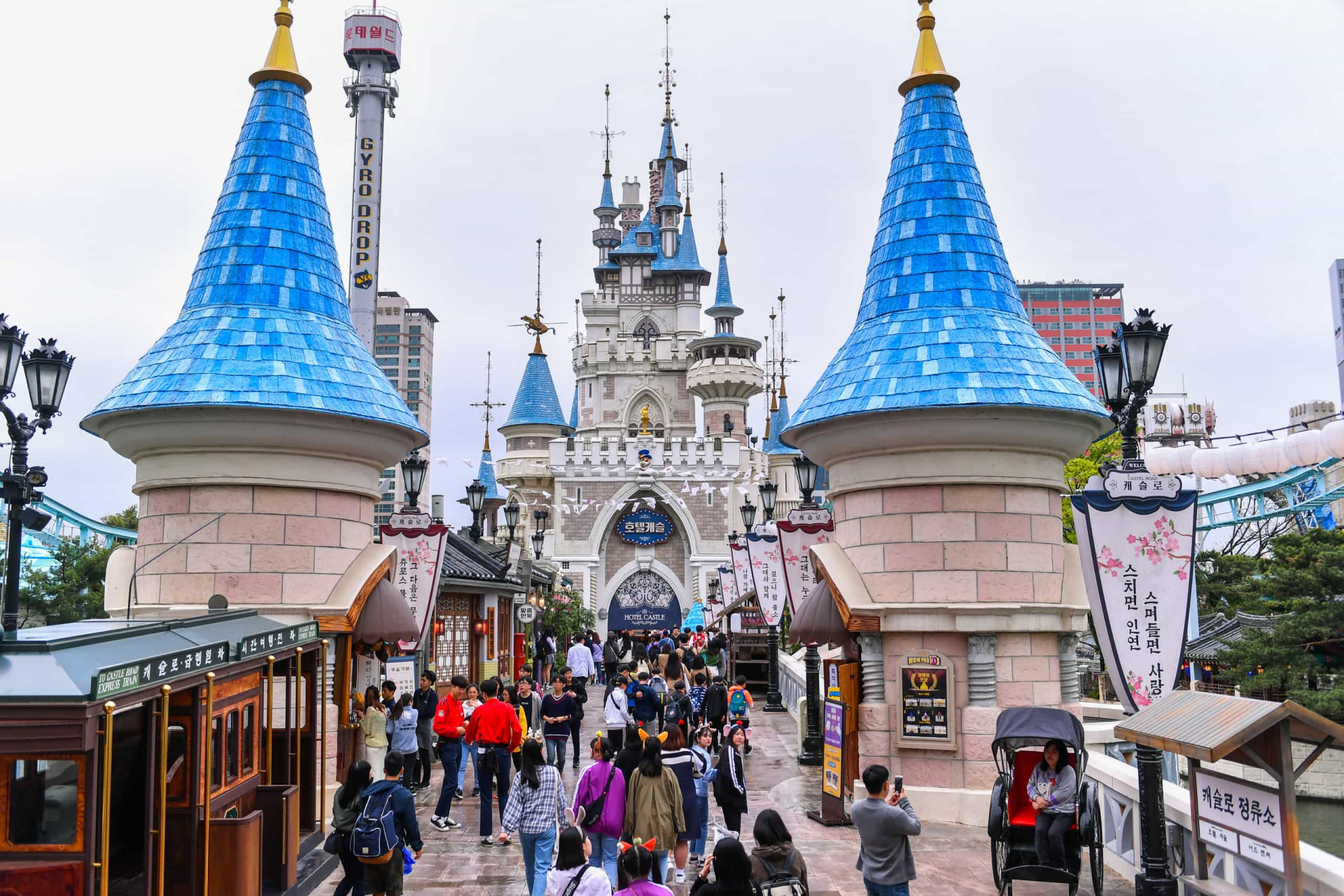 <p>Safe, clean, and walkable, Seoul has abundant parks and two major theme parks —Lotte World and Everland. Public transport is very easy to use with kids, and the whole family can enjoy local activities such as Karaoke singing and visiting a bathhouse. </p>