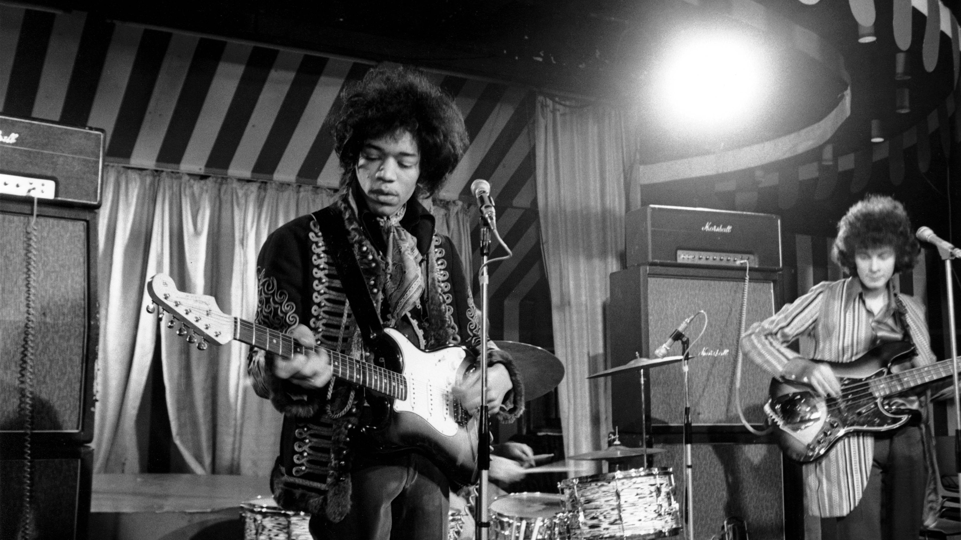 <p>La muerte de Jimi Hendrix se dictaminó como resultado de la asfixia por su propio vómito después de una sobredosis. Pero la autopsia no pudo aclarar si fue un accidente, un acto consciente del artista para quitarse la vida o (incluso) un homicidio. "La pregunta de por qué Hendrix tomó tantos somníferos no puede responderse con seguridad", habría dicho el forense, según The Rolling Stone. El misterio siempre permanecerá sin resolver.</p>
