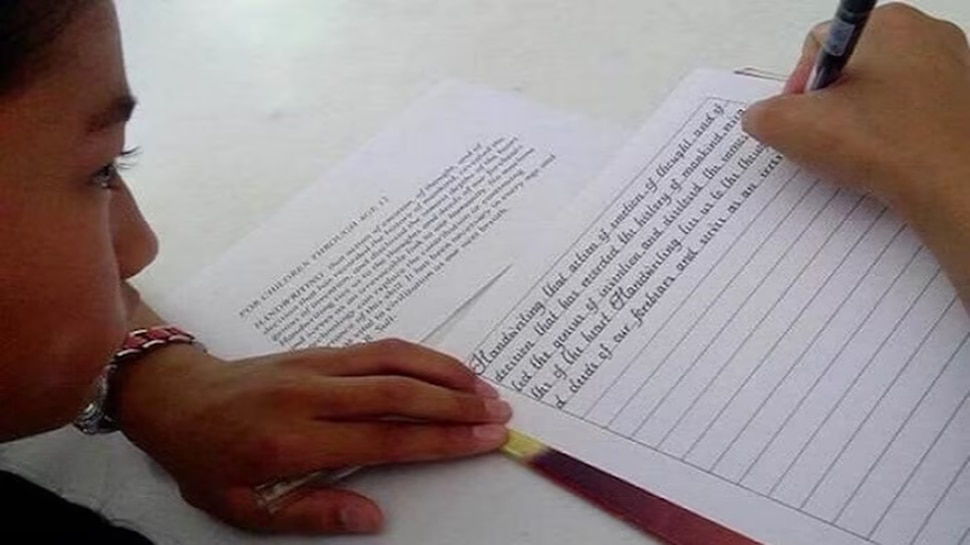 Is the best in writing. Почерк девочки из Непала. Пракрити Малла. Почерк школьницы из Непала. Самый красивый почерк девочки из Непала.