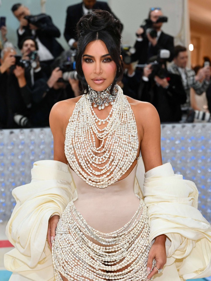 curhat kim kardashian tentang kebiasaan uniknya saat tidur dan pakai perhiasan