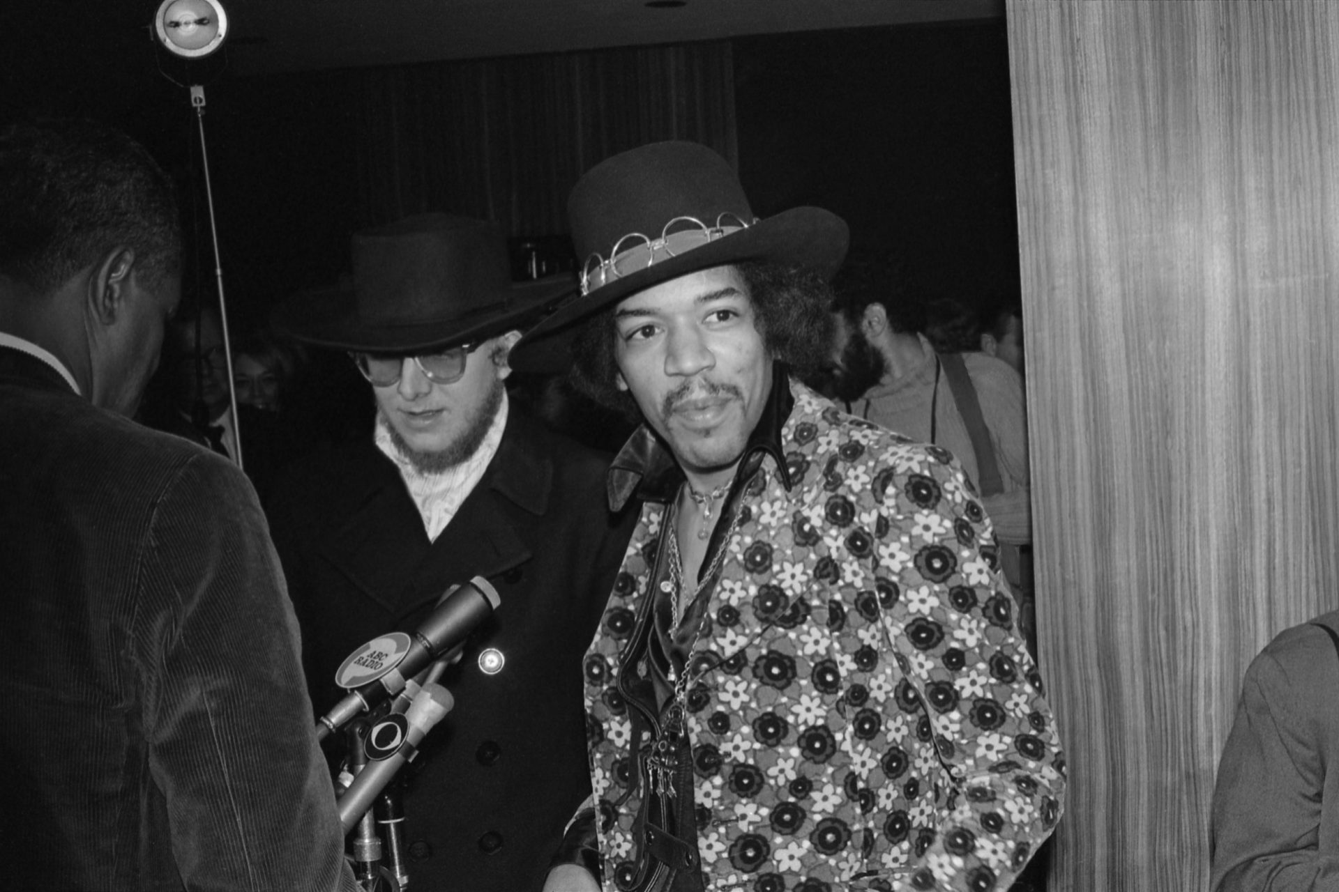 <p>Jimi Hendrix murió a los 27 años por causas relacionadas con las sustancias tóxicas no legales. Sin embargo, su muerte fue fuente de dudas para el forense que completó su examen post mortem.</p>