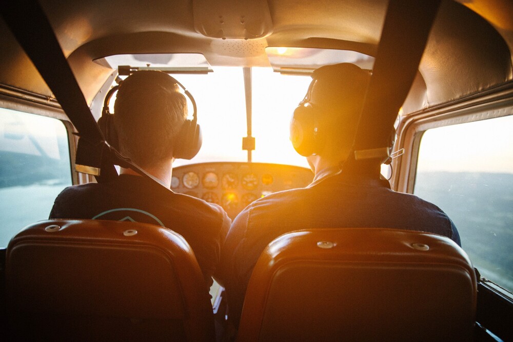 piloot laat kinderen toestel besturen: vliegtuig stort neer en 75 doden