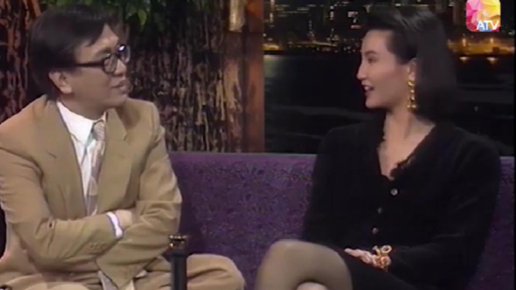 主持人黃霑（左）相當好奇張曼玉拍吻戲時有無碰到特殊狀況。（圖／翻攝自YouTube）