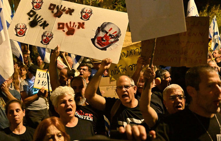 Manifestation anti-guerre véritablement massive a lieu à Tel-Aviv. AA1joYne
