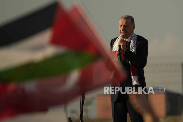 Presiden Turki Recep Tayyip Erdogan, berorasi saat aksi solidaritas Palestina di Istanbul, Turki, 28 Oktober 2023.