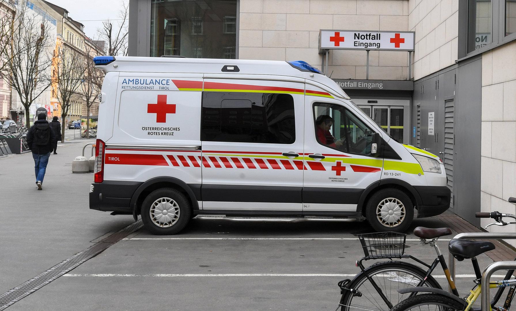 mit motorschlitten gegen baum: zwei männer in tirol schwer verletzt