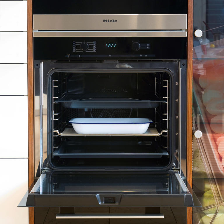 How to clean an oven quickly get it done in 30 minutes or less with