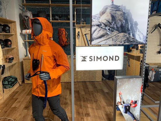 1886年に誕生したデカトロンの登山用品ブランド「SIMOND（シモン）」。登山家の聖地、フランスのシャモニー・モンブラン渓谷に初めて登った人がSIMONDのアイテムを身に着けていた