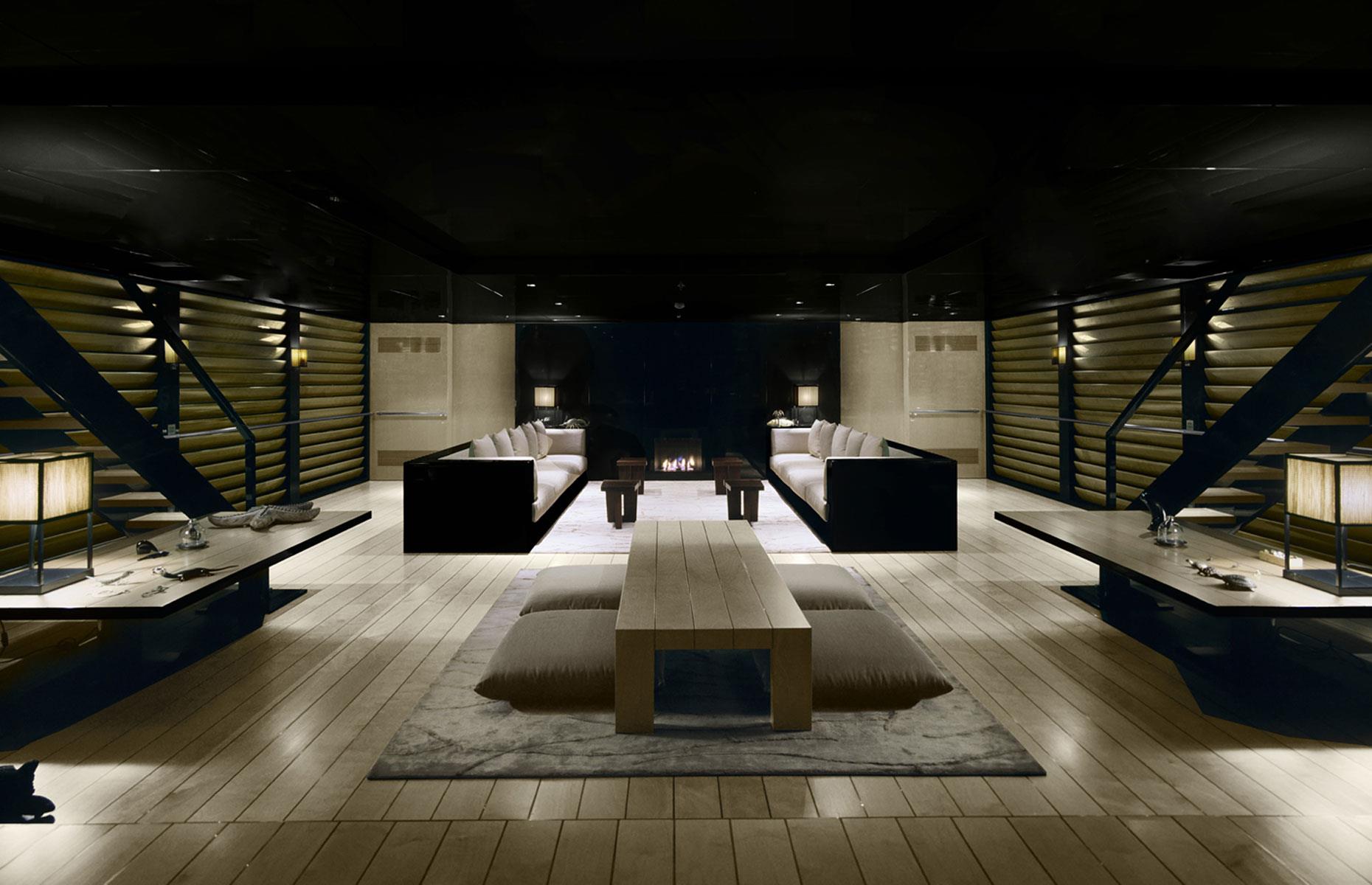 <p>Wie Gabbana beauftragte auch Armani die Werft Codecasa mit dem Bau der 65 Meter langen Superyacht und der Stardesigner beteiligte sich maßgeblich an dem Entwurf des Schiffes. 2008 wurde die „Maìn” – benannt nach dem Spitznamen von Armanis Mutter aus Kindertagen – zu Wasser gelassen.</p>  <p>Auch im Innenraum und auf den Decks findet sich Armanis typischer Look: ein minimalistischer Stil, der mit dunklen und neutralen Tönen kombiniert wird. Möbliert ist das Schiff mit Armanis eigener Marke.</p>