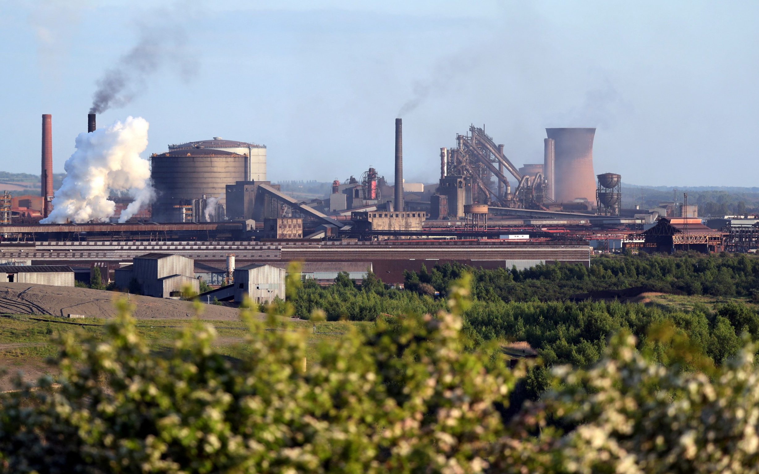 Виды заводов. Сталелитейный завод в городе Уэльс Великобритания. British Steel завод. Металлургические заводы Англии. Металлургия в Британии.