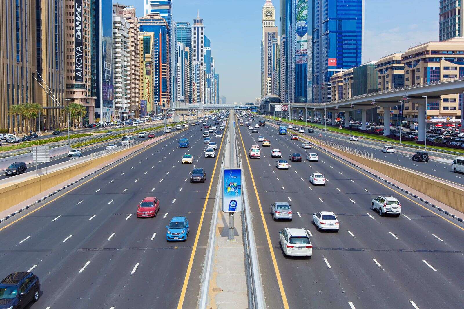 Дубай трасса. Дубай Шейх заед роуд. Sheikh Zayed Road Dubai улица. Улица Шейх заед роуд. Шоссе шейха Зайда.