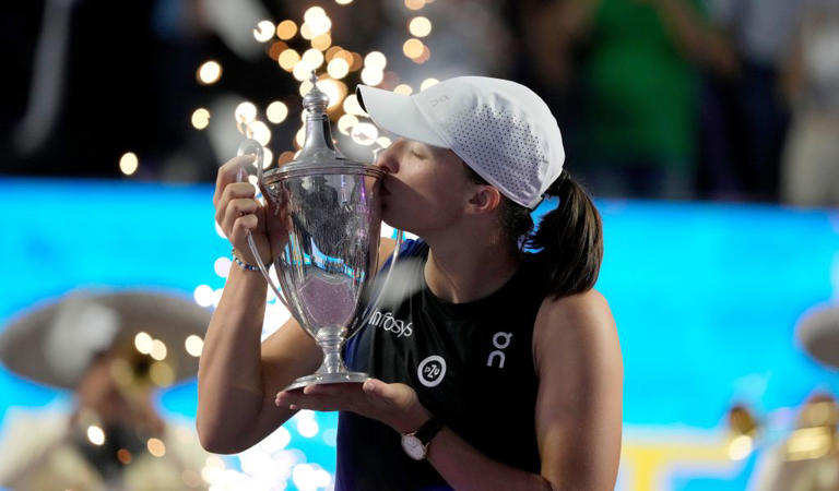 Iga Światek lifts the WTA Finals trophy
