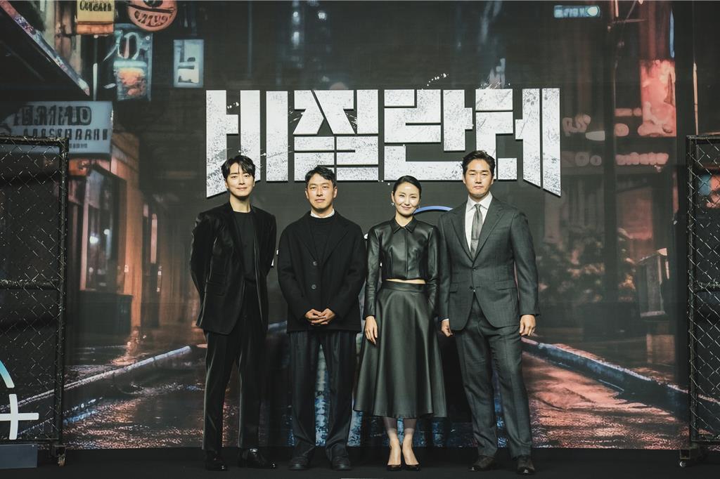 李浚赫（左起）、導演崔正烈、金素真、劉智泰出席《非法正義》記者會。（Disney＋提供）
