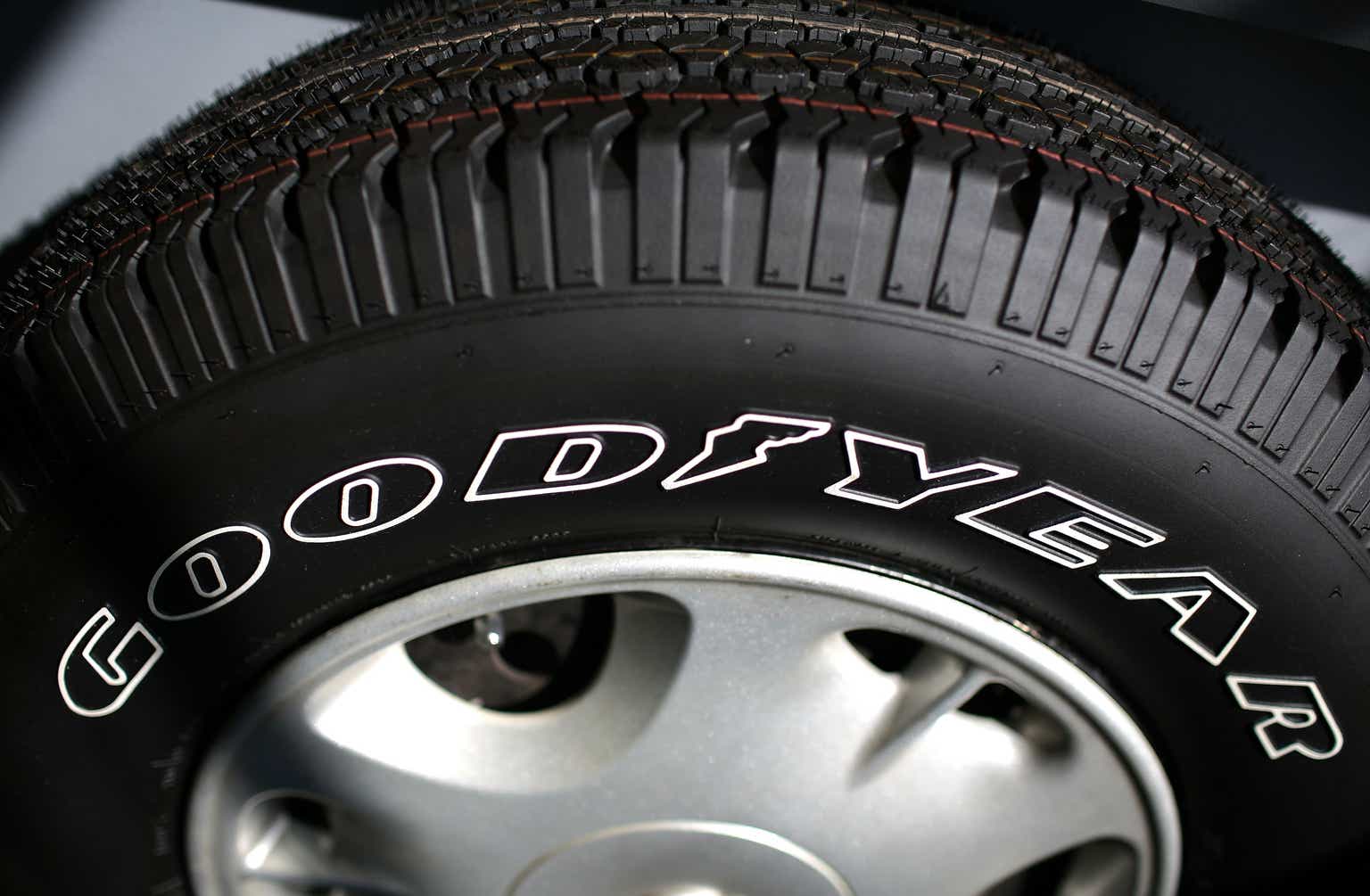 Пробег резины автомобиля. Goodyear шины реклама. Светящиеся шины от Goodyear. Надежность шин Goodyear. Мак шины Екатеринбург.