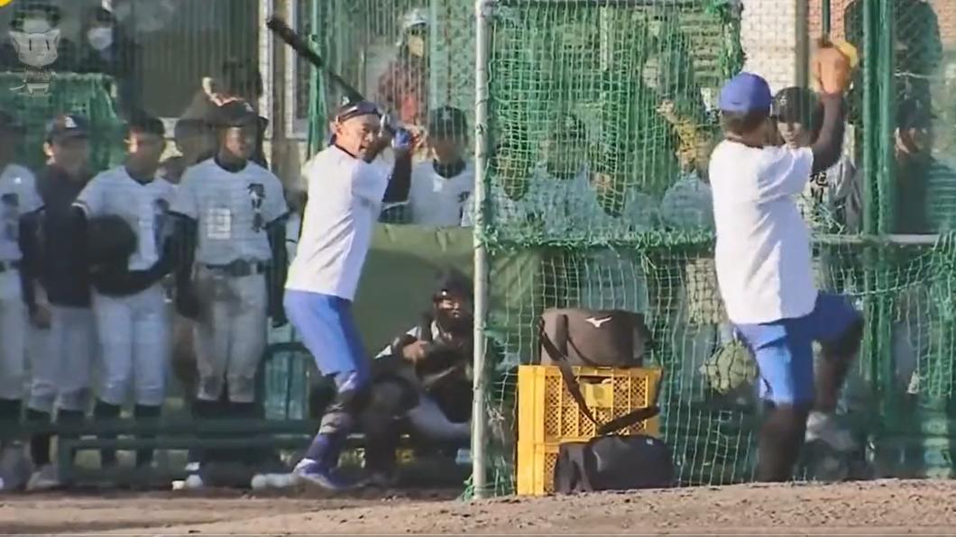 大聯盟傳奇球星鈴木一朗，受邀到北海道高中擔任一日教練。（圖／翻攝自推特@NekoSuke5_5）