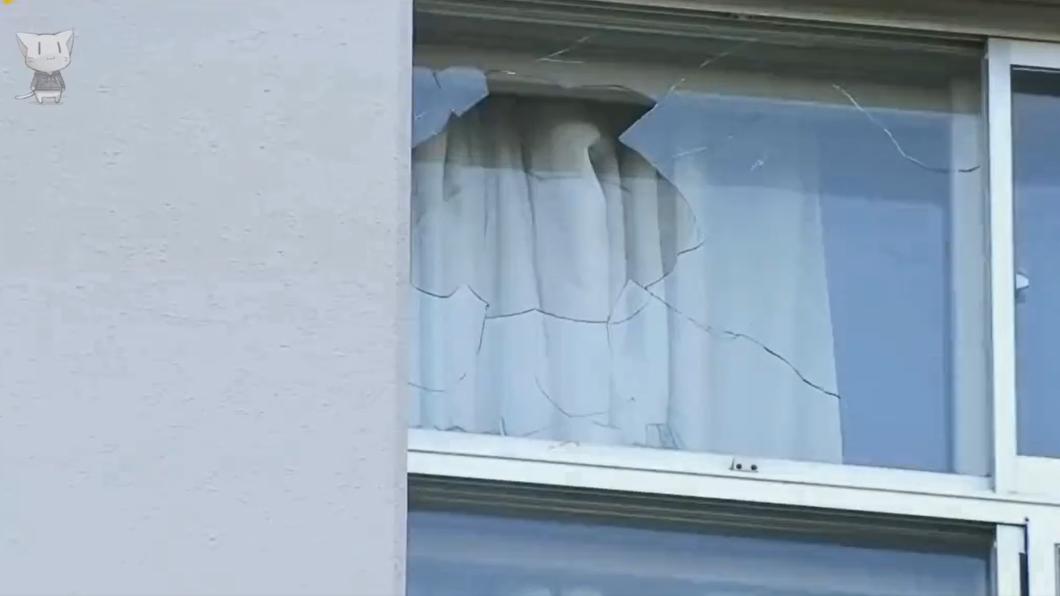 在眾多高中小球員面前，鈴木一朗示範打擊竟擊碎對面教室窗戶。（圖／翻攝自推特@NekoSuke5_5）