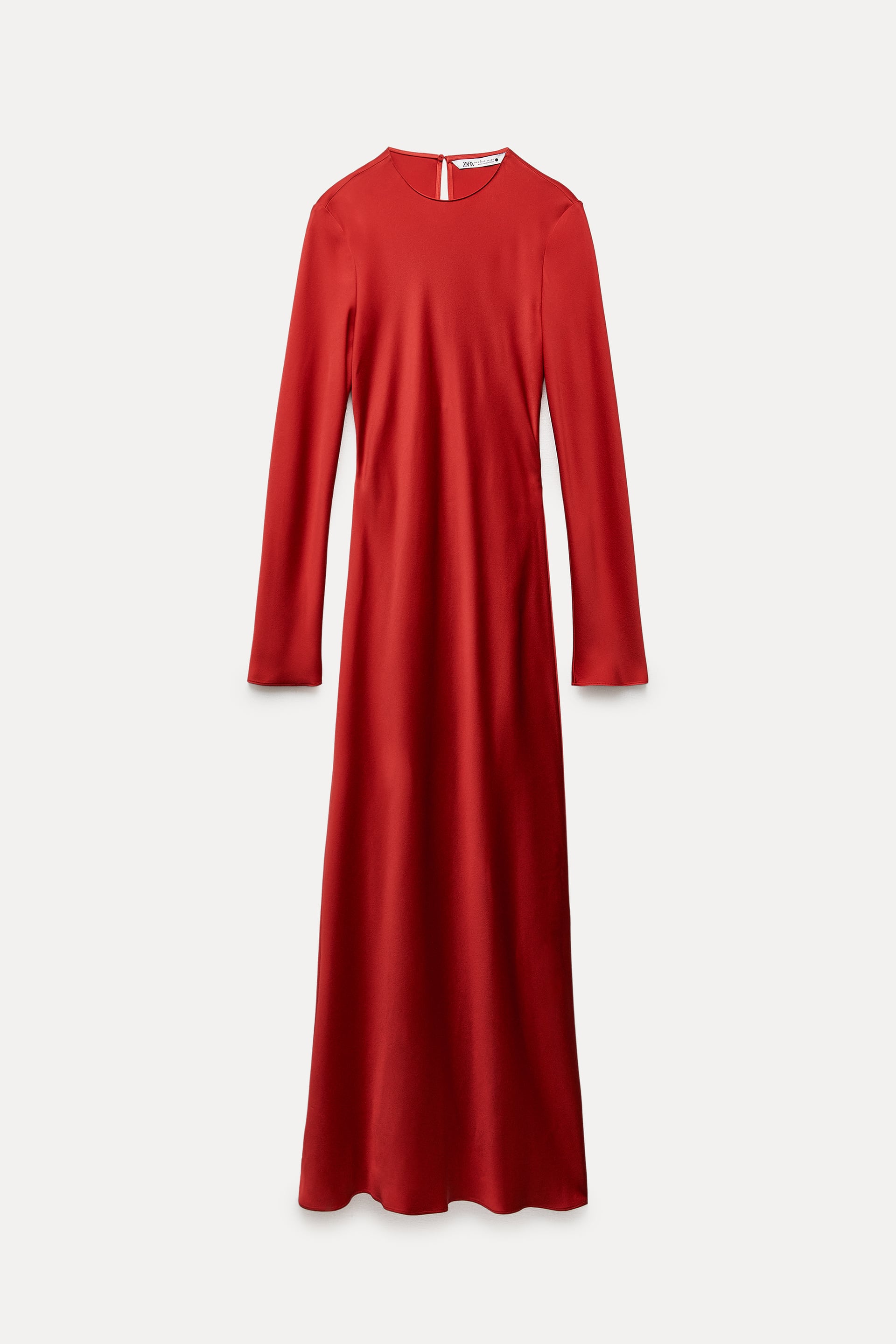 este vestido de zara tiene las dos tendencias más importantes de la temporada (y admite botas planas)