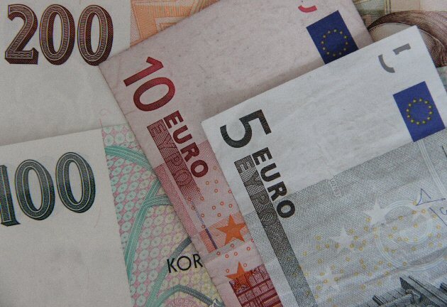 koruna v závěru týdne nepatrně oslabila k euru i dolaru