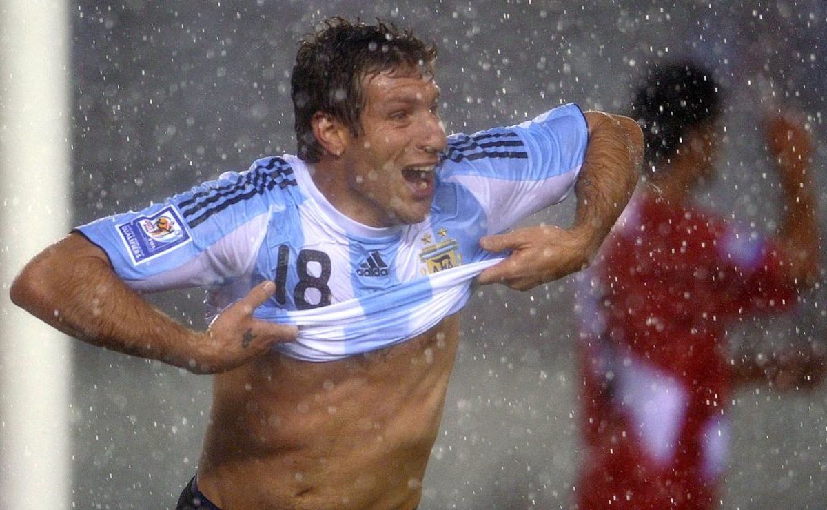 NOTICIAS ARGENTINAS BAIRES, OCTUBRE 10: Martin Palermo festeja luego de convertir el segundo gol de Argentina que derrotó a Peru por 2 a 1.FOTO AFP-Juan Mabromata