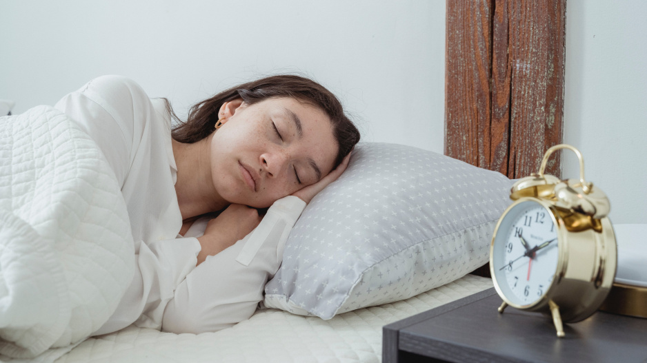 nejlepší poloha pro naše tělo během spánku: na břiše, nebo na boku?