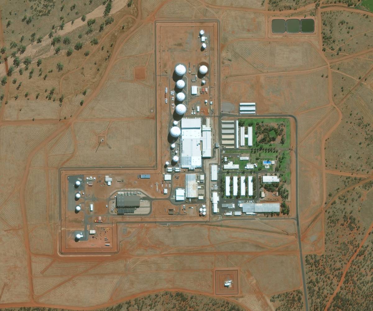 <p>The facility contains a large computer complex with 14 radomes protecting antennas, and it employs over 800 people including CIA officers.</p> <p>The location in Central Australia allows the United States to monitor spy satellites as they pass over the third of the globe which includes China, the Asian parts of Russia, and the Middle East. Due to the area's very remote location, spy ships passing in international waters are unable to intercept the signal.</p>