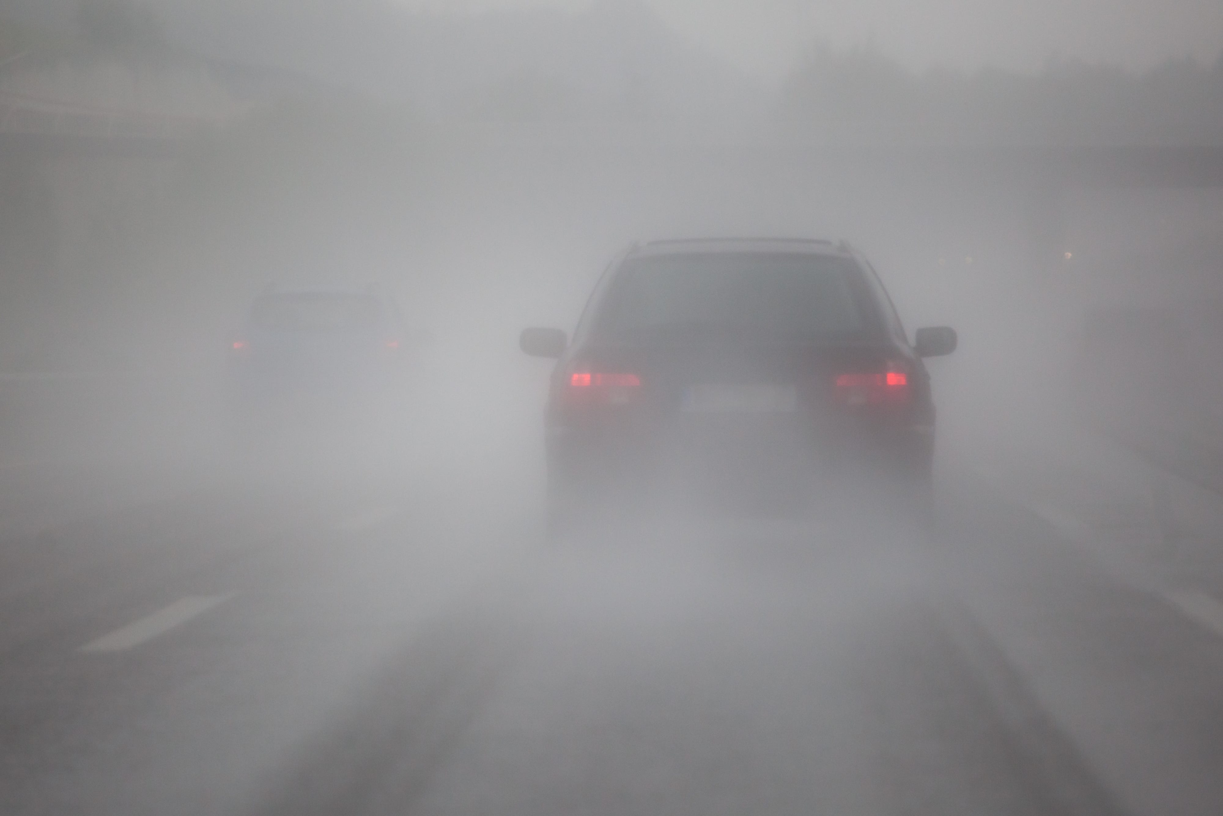 Туман пришел в движение. Машина в тумане. Сильный туман на дороге. Дорога в тумане. Движение на автомобиле в туман.