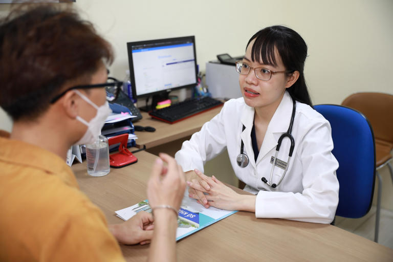 Bác sĩ Minh Thùy khám cho bệnh nhân điều trị nội trú. Ảnh: Bệnh viện Đa khoa Tâm Anh