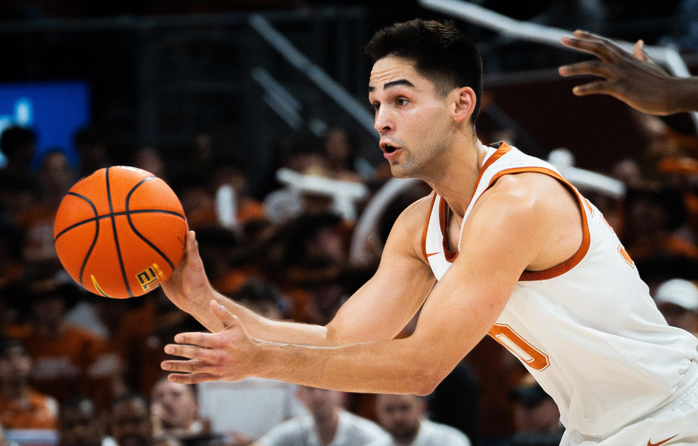 Texas men s basketball leans on frontcourt to pull away from Texas A M