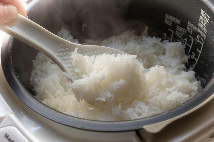 5 tips masak nasi agar tidak menempel di panci rice cooker, jangan lupa rendam beras