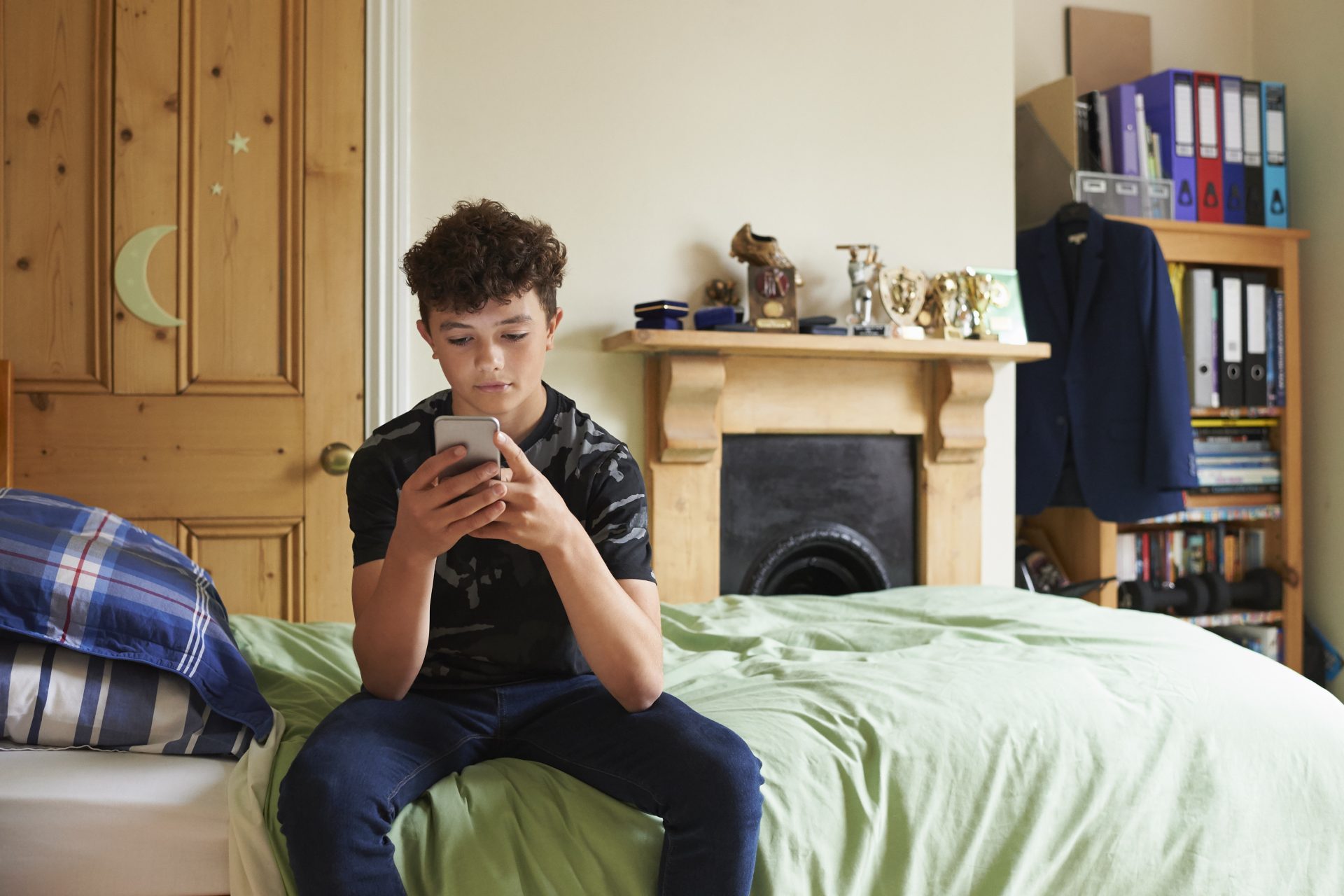 The pictures show a teenager dreaming. Подросток прячет. Boys in Room. Смелые игры(2009)teenage boy. Boy in his Room.