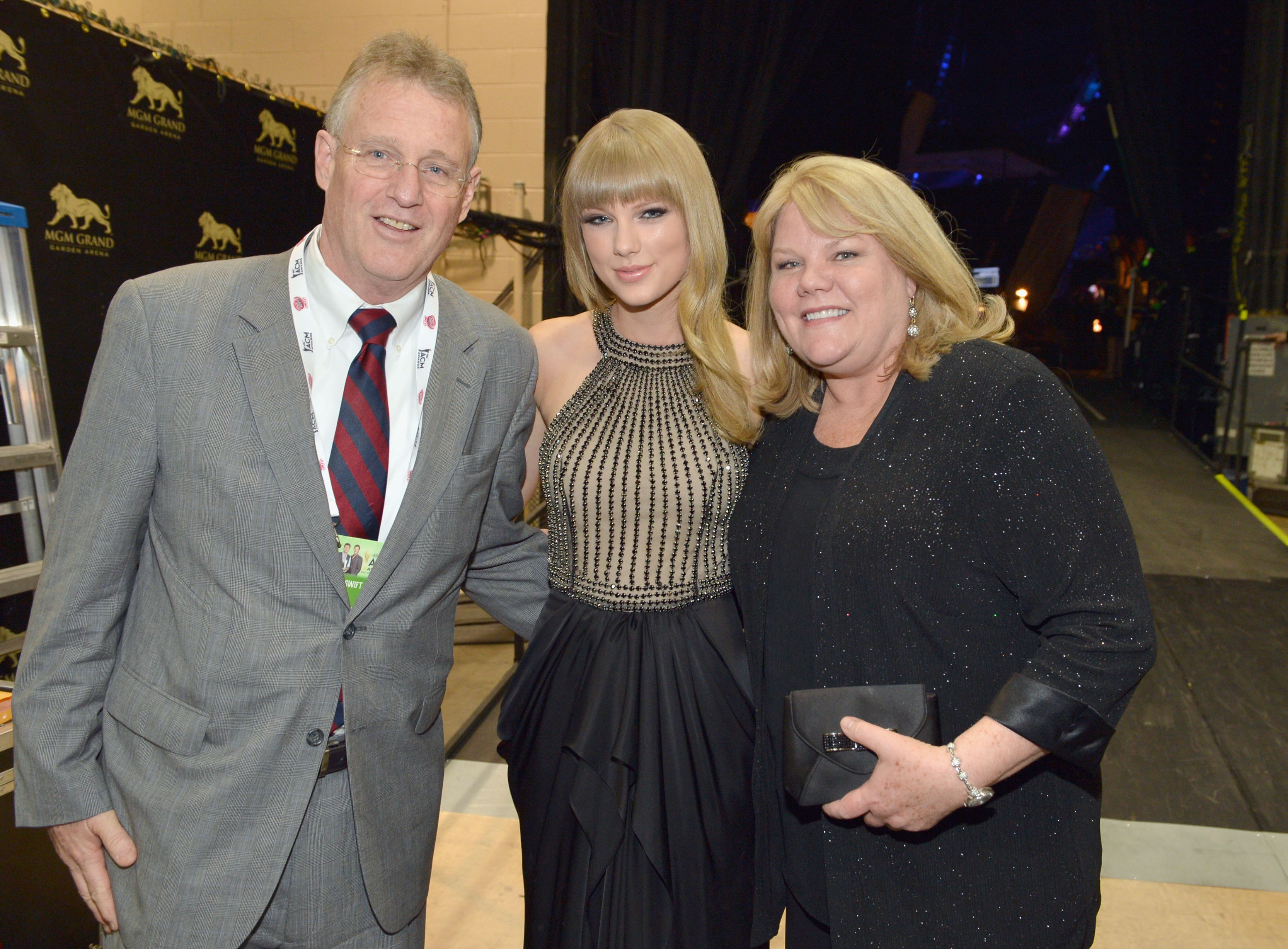 Отец тейлор. Отец Тейлор Свифт. Скотт Кингсли Свифт. Taylor Swift parents. Taylor Swift с родителями.