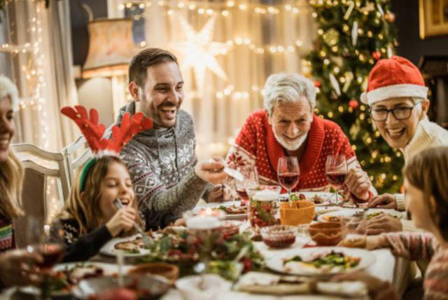 Opte por cenas caseras en lugar de salidas a restaurantes costosos para celebrar tanto la Navidad como el Año Nuevo. iStock