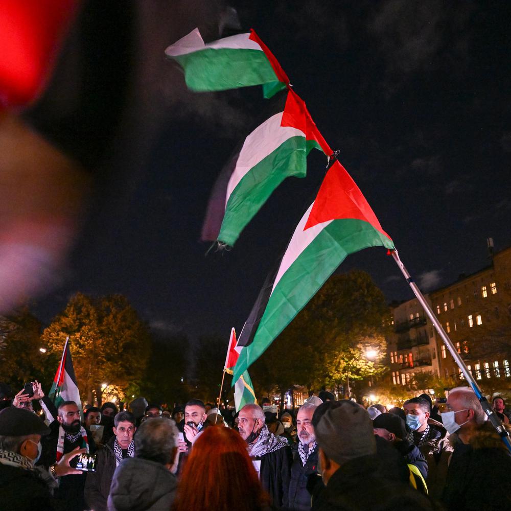 propalästinensische kundgebungen in berlin: menschen versammeln sich am brandenburger tor und am hermannplatz