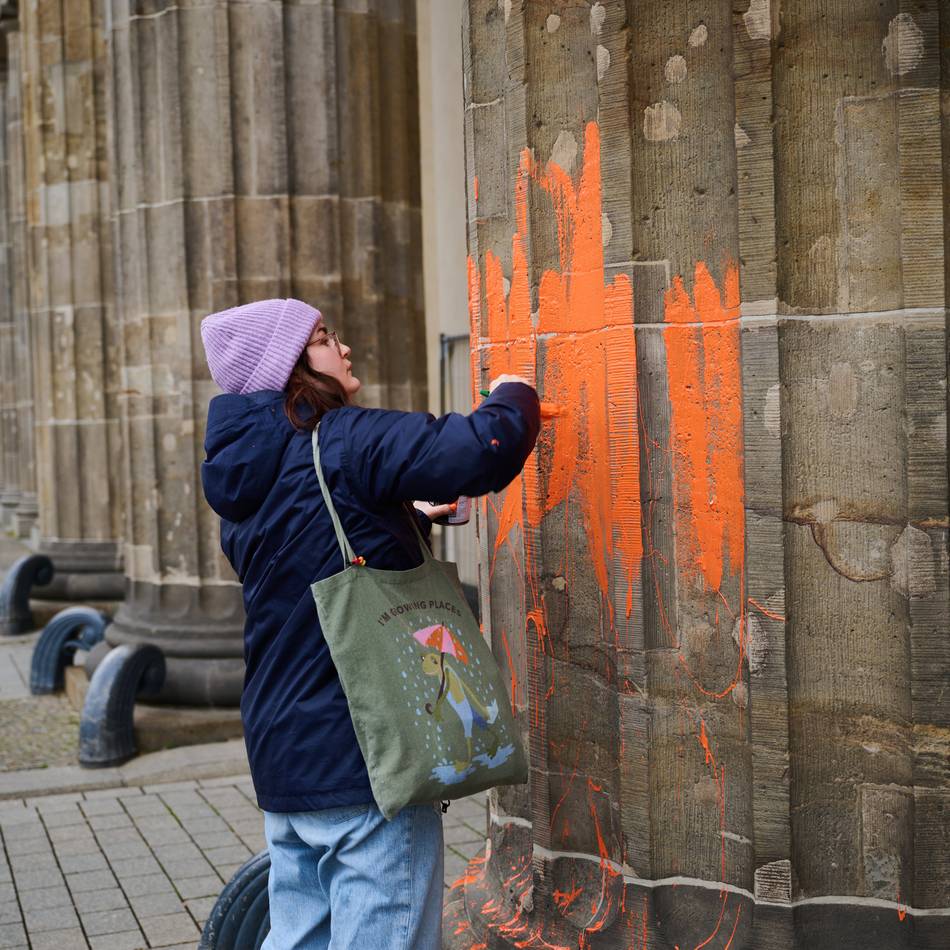 Letzte Generation Beschmiert Brandenburger Tor Mit Farbe – Zwei Festnahmen