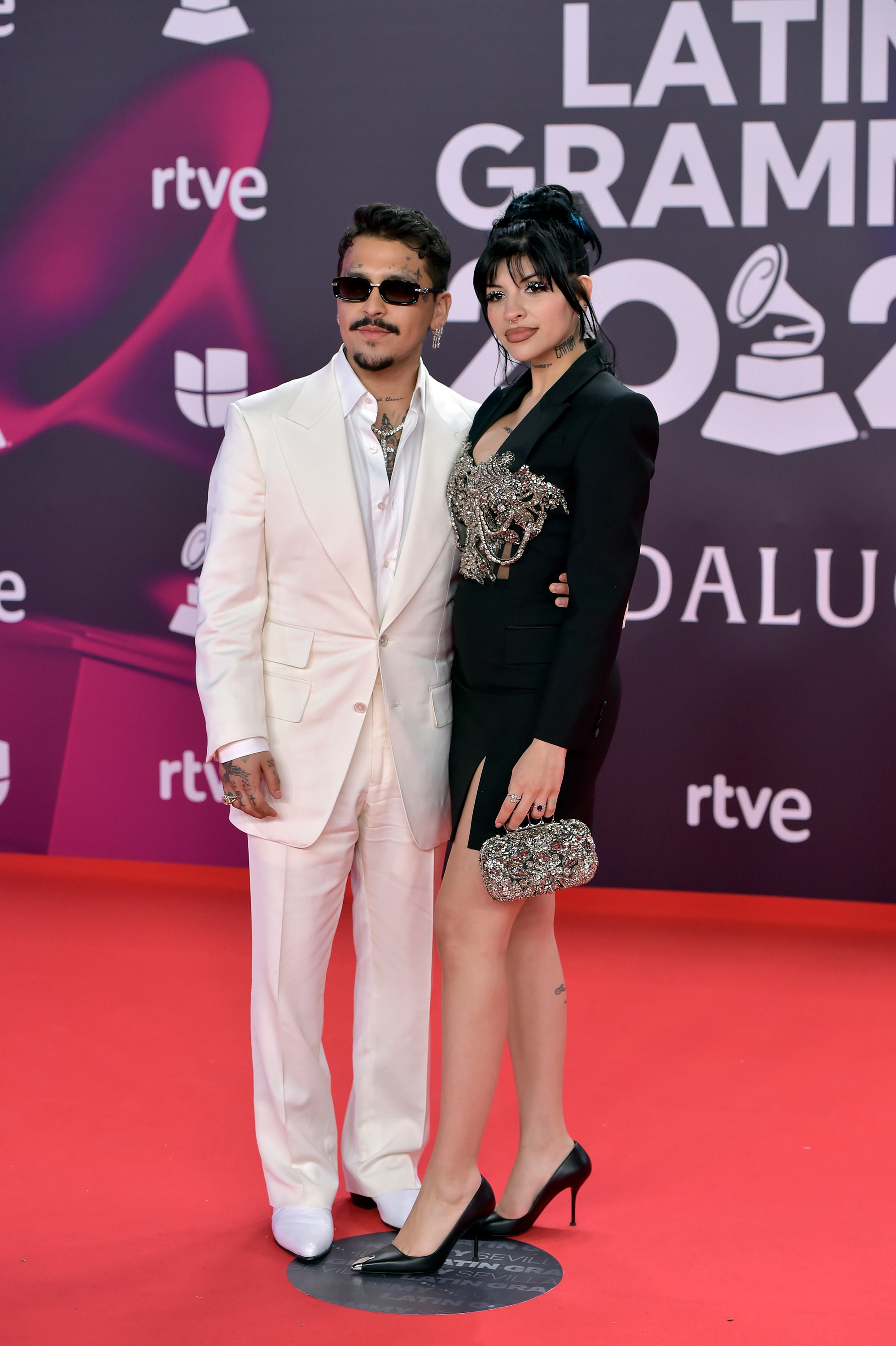 Christian Nodal y Cazzu son la imagen del glamour en los Latin Grammy 2023
