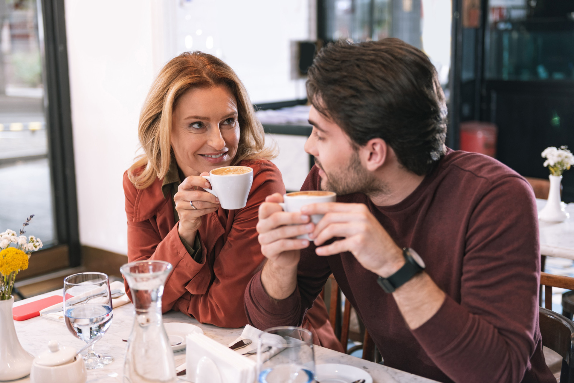 Let Op De Kloof Hoe Om Te Gaan Met Leeftijdsverschil In Een Relatie 6050