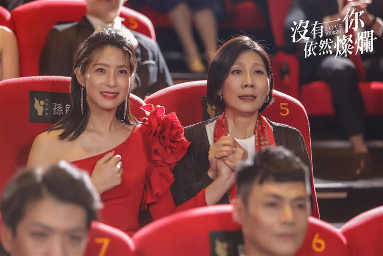 賴雅妍（左）劇裡有個經紀人媽媽郎祖筠（右）。（圖／時創影業提供）