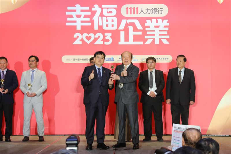 新光醫院獲1111人力銀行票選2023幸福企業金獎，洪子仁副院長（前排左）代表接受表揚。（圖／新光醫院提供）
