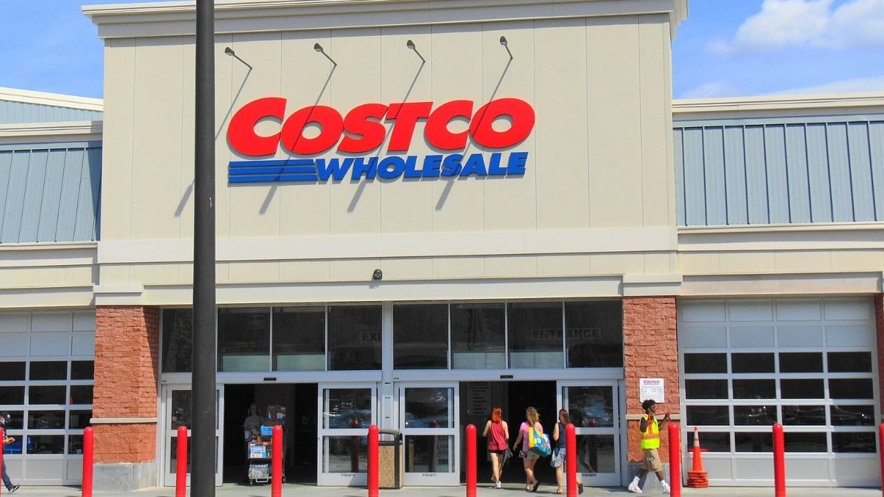 <p>One of the top three American retail chains, <a href="https://wealthofgeeks.com/insane-deals-costco-customer-says-he-figured-out-the-stores-price-tag-codes/" rel="noopener">Costco</a> is giving an overall 24% off its products, with computers and phones its best source of value. The company sells everything except toys, leaving Walmart to corner that retail market this year. With Black Friday officially starting on November 24, Costco also gives early-bird deals and an online-only “Savings Start” on November 23.</p><p>Source: <a href="https://wallethub.com/edu/best-worst-retailers-for-black-friday/8385" rel="nofollow noopener">Wallethub</a>.</p>