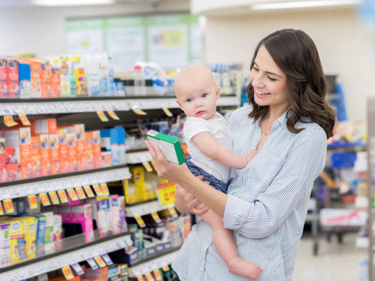 Shop маме. Молодая мама в магазине. Мама с ребенком в аптеке. Мама в магазине картинка. Девочка с мамой в магазине.