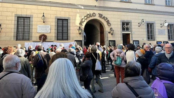 Il flash mob contro la nomina di Geronimo La Russa al Piccolo Teatro: cento manifestanti cantano “Ma mi”