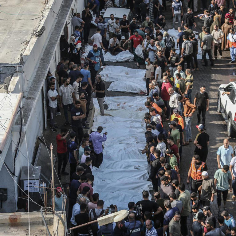 Palästinenser trauern am Al-Shifa-Krankenhauses um die Opfer nach israelischen Luftangriffen.