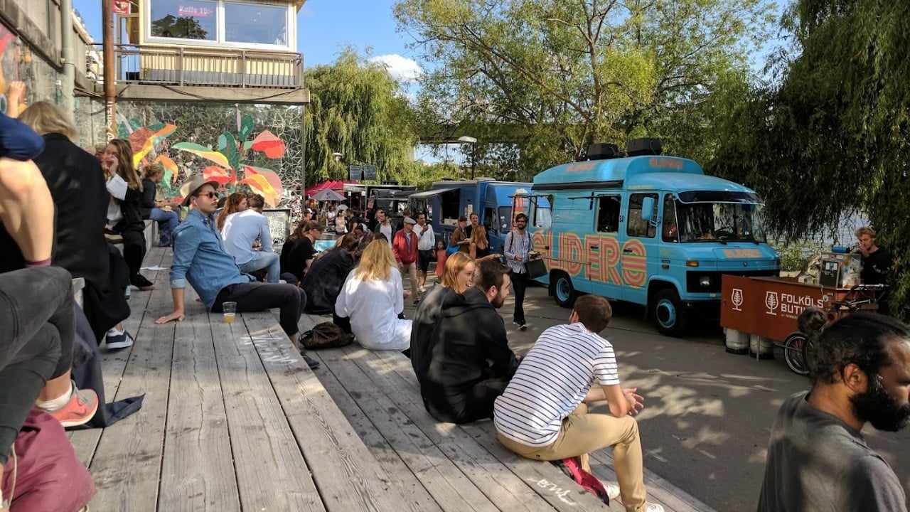 <p><span>For almost half a year, the most famous local gathering place is Hornstulls Marknad. From late spring to early autumn, it is filled with food carts where you can enjoy local and international delicacies.</span></p>