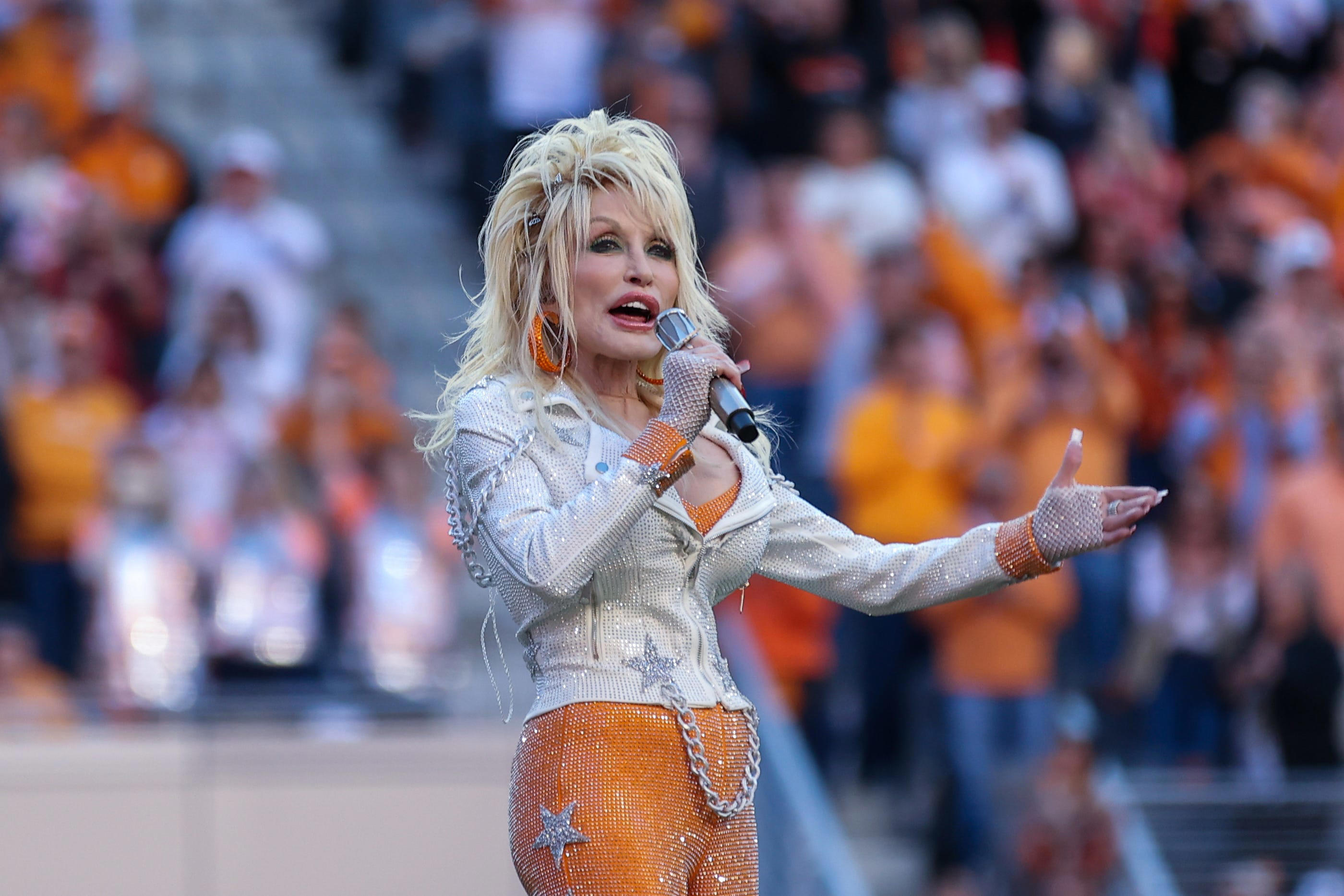 Dolly Parton joins Peyton Manning at Tennessee vs. sings