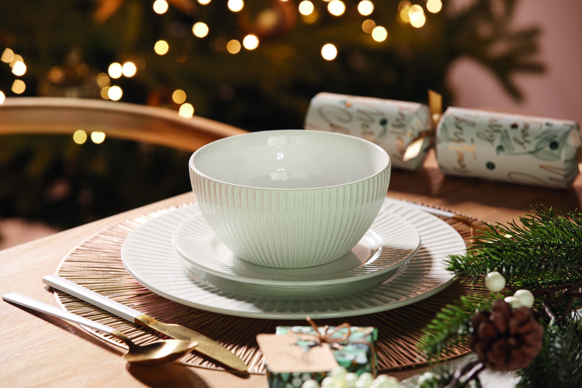 amazon, aldi have launched christmassy dinnerware essentials from £2.99 including plates