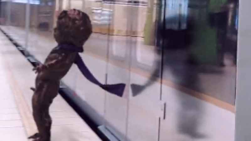 l’étrange vidéo d’anderlecht pour fêter son succès dans le derby bruxellois : le manneken-pis s’étrangle dans le métro avec son écharpe