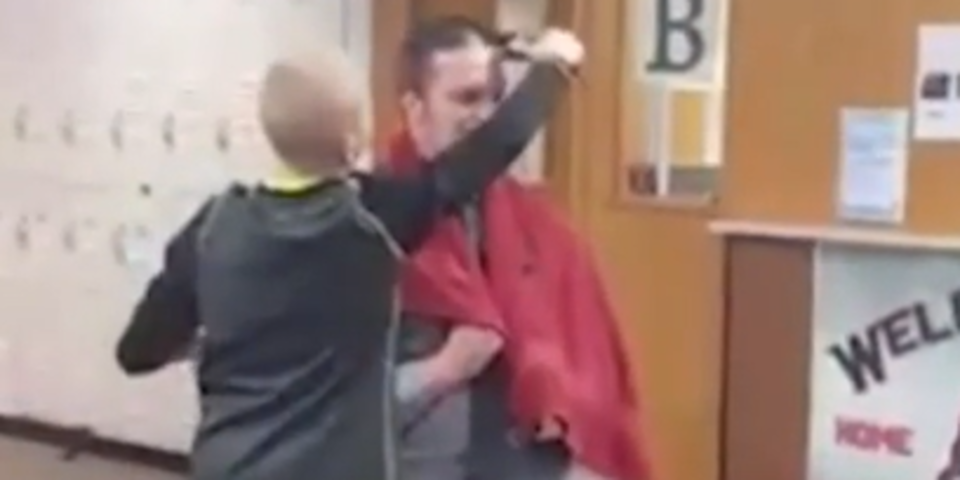 mobbing-opfer rasierte sich für krebskranken vater glatze: direktor zieht nach