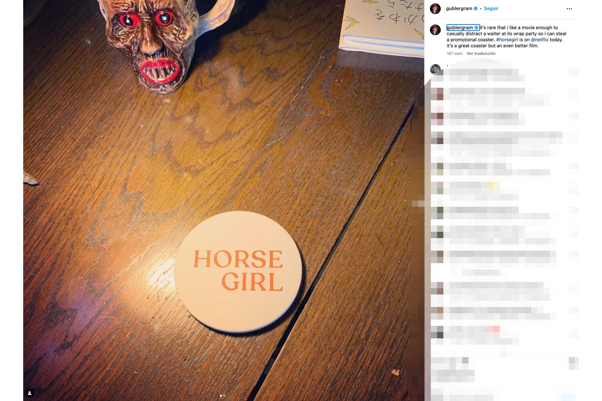<p>L'attore si è dimostrato particolarmente entusiasta del film, tanto da portare via un sottobicchiere con la scritta "Horse Girl" alla festa di fine riprese e condividere la foto su Instagram.</p> <p>Foto: Instagram - @gublergram</p>